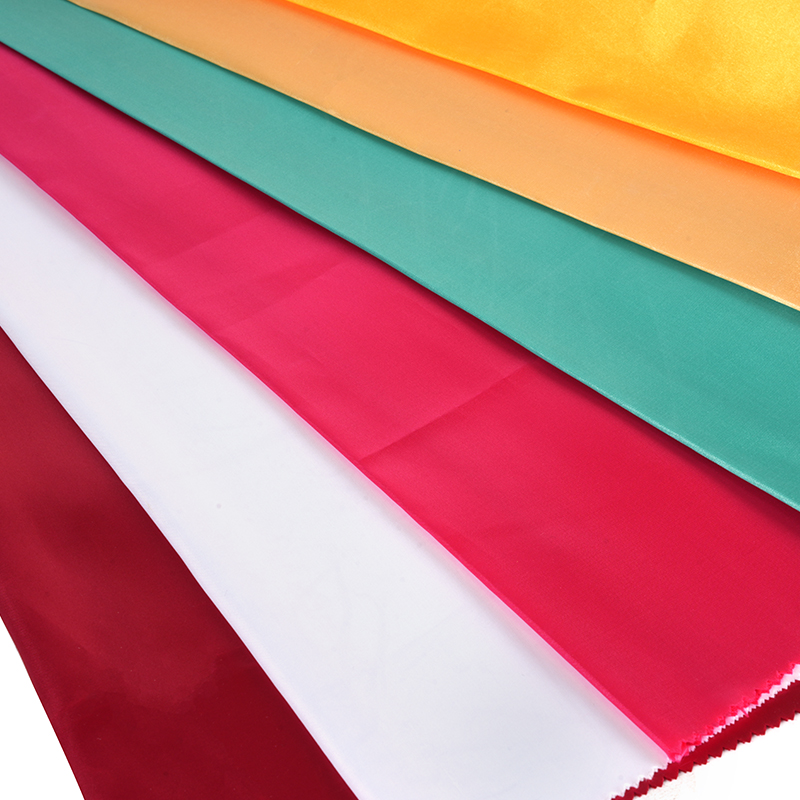 50/75 光沢のある無撚サテン + 薄いパドルオントップ生地